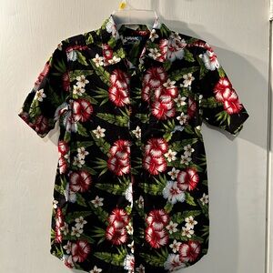 Tony Hawk boys Shirt with Red and White Floral Design
Size XL Shirt (36”X26”)